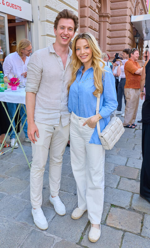 Eröffnung und Kunst Happening von Franz-Josef Baur "All Eyes on Us" in der Pop-Up Galerie s7 - Grill & Guests