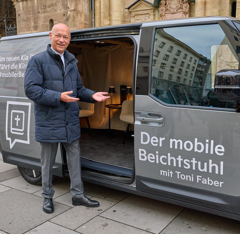 Toni  FABER präsentiert einen mobilen Beichtstuhl am Stephansplatz Wien