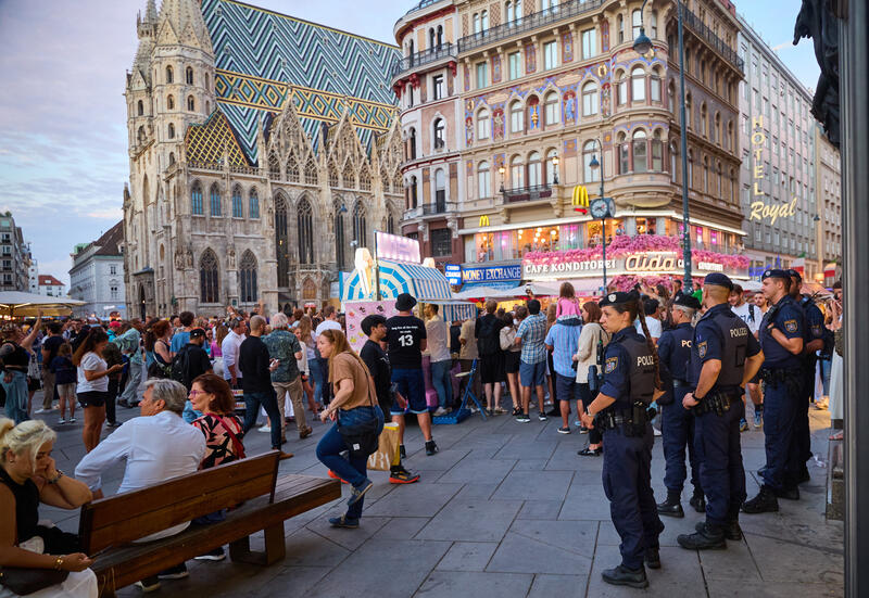 Swifties Treffen quer durch Wien nahc dem abgesagten Taylor Swift Konzert