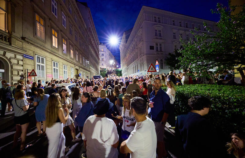 Swifties Treffen quer durch Wien nahc dem abgesagten Taylor Swift Konzert Columbusgasse