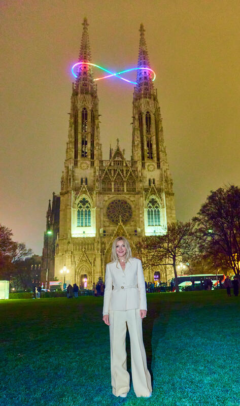   Präsentation "Unendlichkeit des Lichtes " eine Lichtinstallation von Billi Thanner auf der Votivkirche Wien