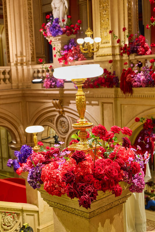 Blumenschmuck in der Wiener Staatsoper wird dekoriert für den  Opernball 2026