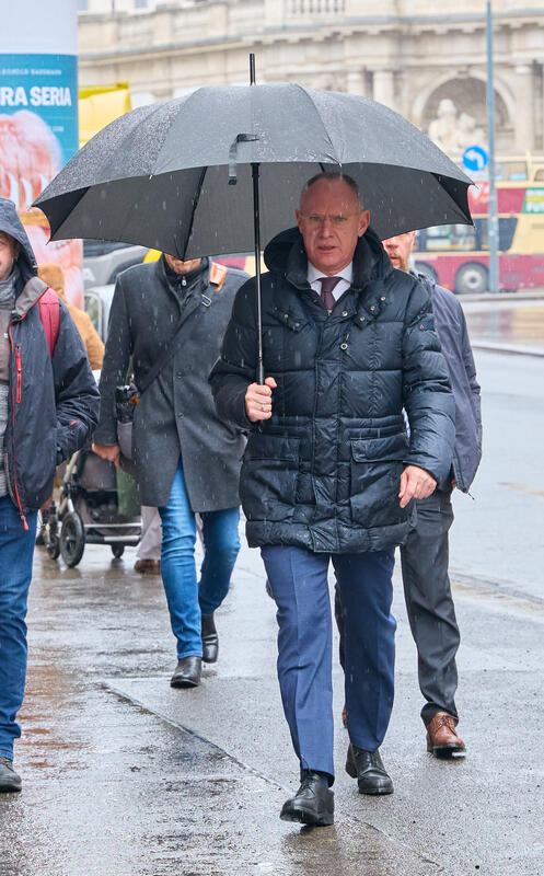 BM Gerhard Karner auf dem Weg zum Lokalaugenschein zu den Sicherheitsmaßnahmen mit Innenminister Karner in der Wiener Staatsoper zum Opernball 2026
