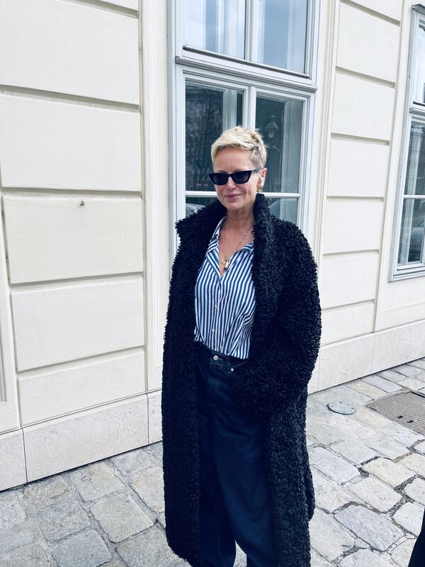 driana  KAREMBEU, Ankunft beim Hotel Le Meridien für den Opernball 2026