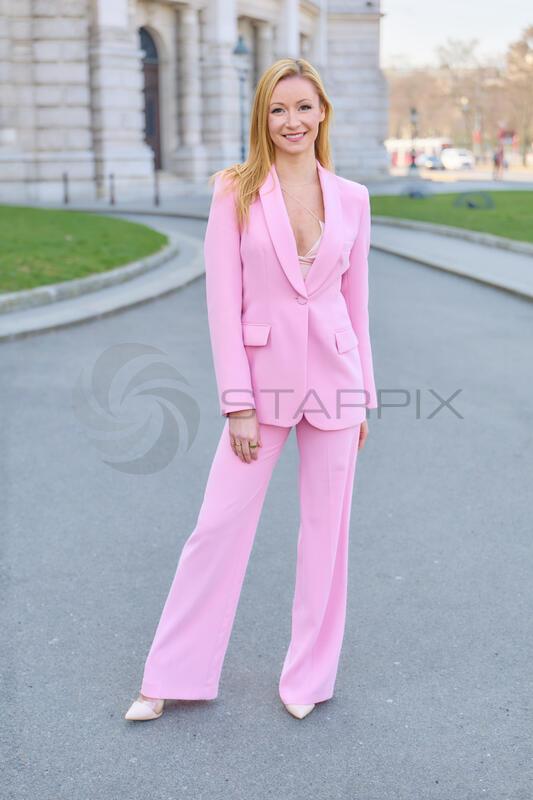 Copyright: Starpix / A. Tuma, 11.03.2026 Wien , KALEEN , Portrait,   ESC-Sängerin Kaleen tritt Vitiligo Hilfe Österreich - Pressekonferenz im Cafe Landmann