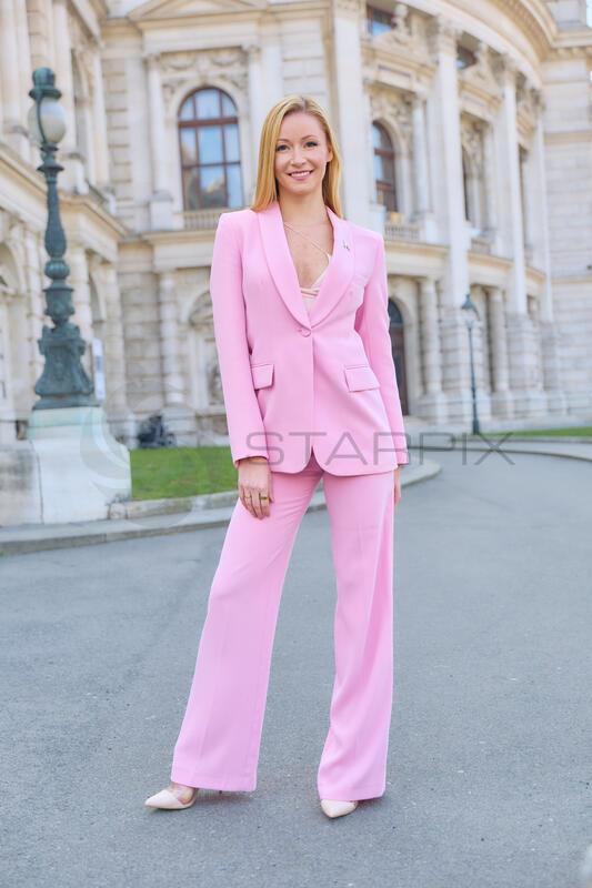 Copyright: Starpix / A. Tuma, 11.03.2026 Wien , KALEEN , Portrait,   ESC-Sängerin Kaleen tritt Vitiligo Hilfe Österreich - Pressekonferenz im Cafe Landmann