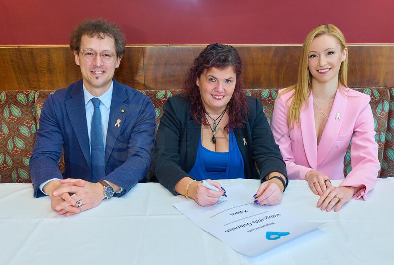 Copyright: Starpix / A. Tuma, 11.03.2026 Wien ,  Christian POSCH, Annette-Marie HOFIANS, Nadica ADANA, KALEEN  ESC-Sängerin Kaleen tritt Vitiligo Hilfe Österreich - Pressekonferenz im Cafe Landmann