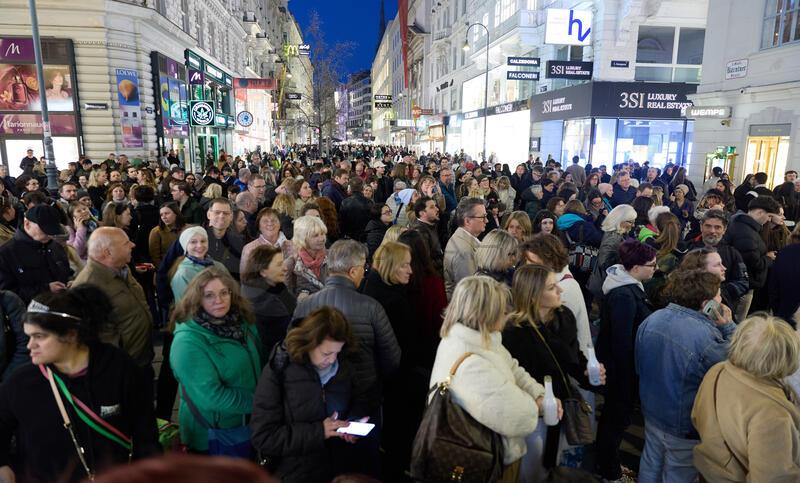 Copyright: Starpix / A. Tuma, 13.03.2026 Wien ,    Publikum, Zuschauer, Menschenmassen auf der Kärtnerstrasse vor dem Casino , Highlights  aus " Maria Theresia - Das Musical " am Balkon des Casino Wien Kärntnerstrasse