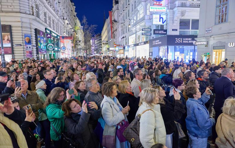 Copyright: Starpix / A. Tuma, 13.03.2026 Wien ,    Publikum, Zuschauer, Menschenmassen auf der Kärtnerstrasse vor dem Casino , Highlights  aus " Maria Theresia - Das Musical " am Balkon des Casino Wien Kärntnerstrasse