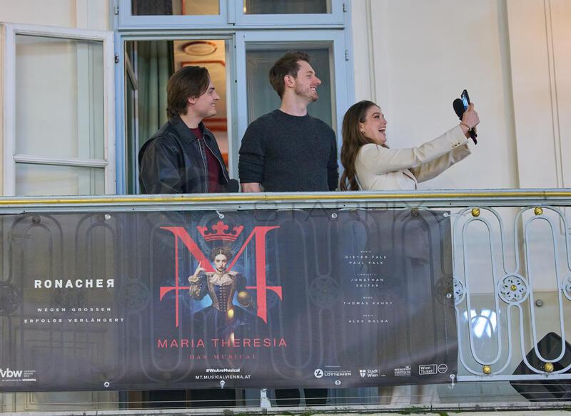 Copyright: Starpix / A. Tuma, 13.03.2026 Wien ,   Moritz MAUSSER, Florian MINNEROP, Nienke LATTEN, Highlights  aus " Maria Theresia - Das Musical " am Balkon des Casino Wien Kärntnerstrasse