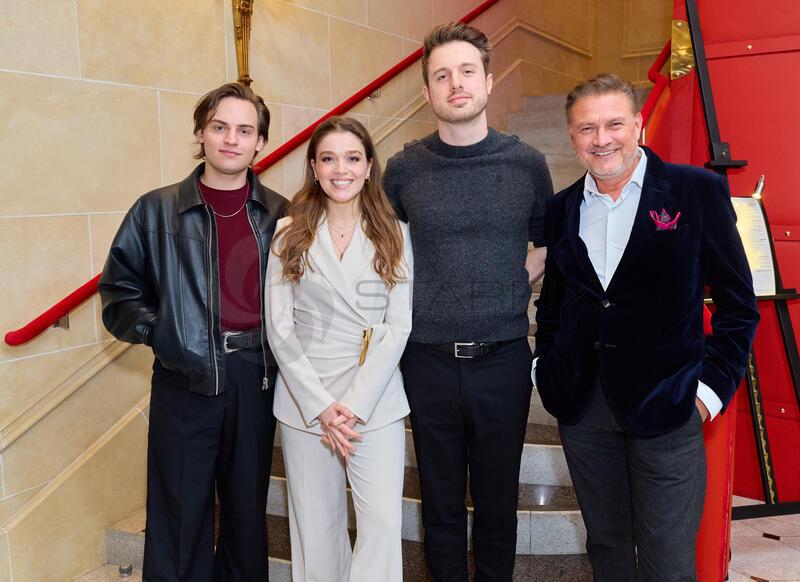 Copyright: Starpix / A. Tuma, 13.03.2026 Wien ,   Moritz MAUSSER, Nienke LATTEN,  Florian MINNEROP, Reinhard DEIRING (Casino Direktor)  , Highlights  aus " Maria Theresia - Das Musical " am Balkon des Casino Wien Kärntnerstrasse