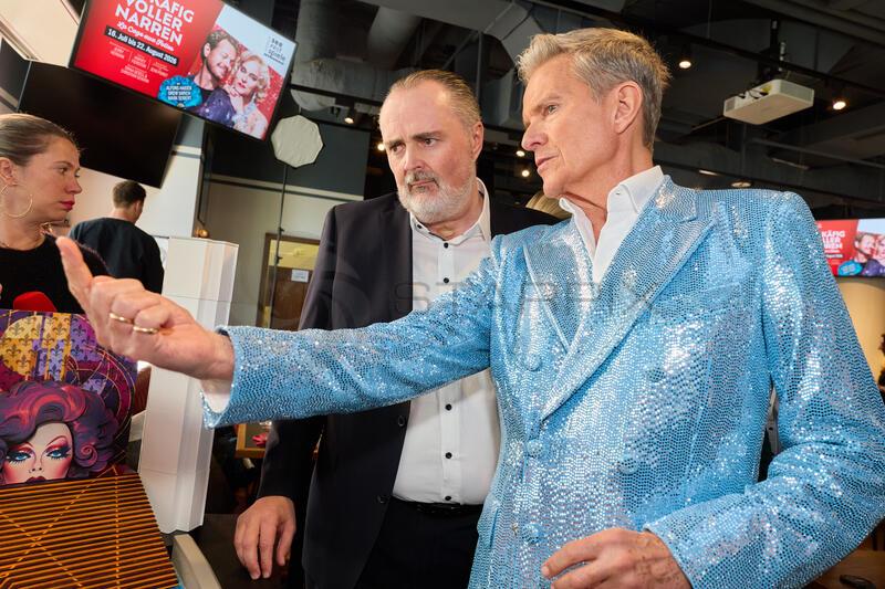 Bühnenbild, Pressekonferenz „Ein Käfig voller Narren“ im Hotel Marriott