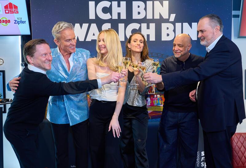 Copyright: Starpix / Alexander Tuma, 19.03.2026 Wien, Andreas GERGEN,   Alfons HAIDER,   Anna Rosa DÖLLER,  Ines HENGL PIRKER, Walter Vogelweider , Hans Peter DOSKOZIL,     Pressekonferenz „Ein Käfig voller Narren“ im Hotel Marriott
