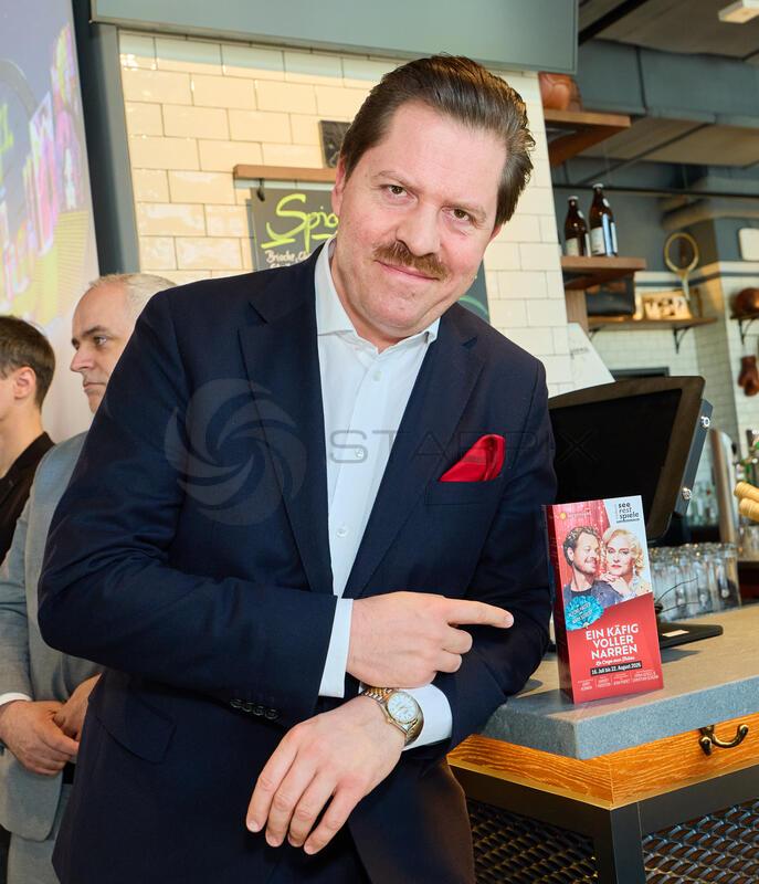 Copyright: Starpix / Alexander Tuma, 19.03.2026 Wien, Daniel SERAFIN, Pressekonferenz „Ein Käfig voller Narren“ im Hotel Marriott