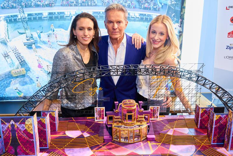 Copyright: Starpix / Alexander Tuma, 19.03.2026 Wien, Ines HENGL PIRKER, Alfons HAIDER, Anna Rosa DÖLLER, mit Bühnenbild, Pressekonferenz „Ein Käfig voller Narren“ im Hotel Marriott