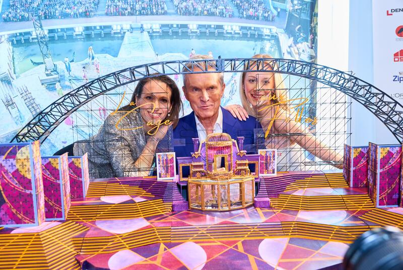 Copyright: Starpix / Alexander Tuma, 19.03.2026 Wien, Ines HENGL PIRKER, Alfons HAIDER, Anna Rosa DÖLLER, mit Bühnenbild, Pressekonferenz „Ein Käfig voller Narren“ im Hotel Marriott