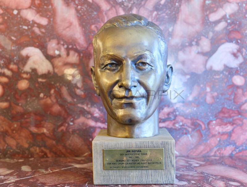 Copyright: Starpix / Alexander Tuma,  18.03.2026 Wien,  Büste von Jan Kiepura, Empfang in der polnischen Botschaft zum "Frederic Chopin Galakonzert" im Wiener Musikverein