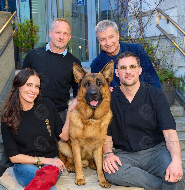 Copyright: Starpix / A. Tuma, 25.03.2026 Wien , Doris GOLPASHIN,  Maximilian BRÜCKNER, Kommissar Rex ( Reginald von Ravenhorst VIII",  Hund, Schäferhund)  , ALfred DORFER, Ferdinand SEEBACHER ,  " Kommissar Rex " ermittelt wieder! Neue Fälle , neues Team . Präsentation in der Urania Wien