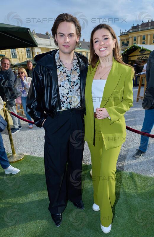 Copyright: Starpix / A. Tuma, 25.03.2026 Wien ,  Moritz MAUSSER,   Nienke LATTEN,  Selfie,   Eröffnung des Oster- & Frühlingsmarkt  ( Ostermarkt) Schloss Schönbrunn 2026