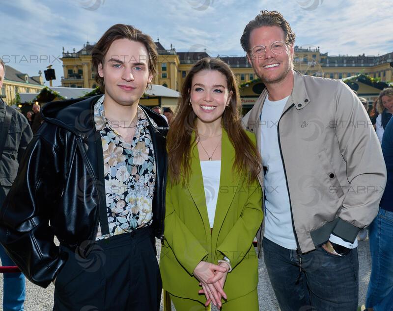 Copyright: Starpix / A. Tuma, 25.03.2026 Wien ,   Moritz MAUSSER, F, Nienke LATTEN, Mark SEIBERT,  ,   Eröffnung des Oster- & Frühlingsmarkt  ( Ostermarkt) Schloss Schönbrunn 2026