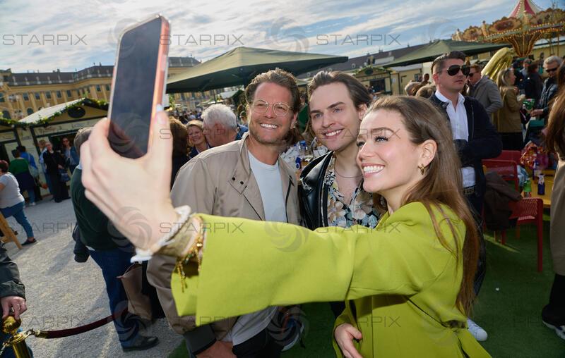 Copyright: Starpix / A. Tuma, 25.03.2026 Wien ,    Mark SEIBERT,   Moritz MAUSSER,   Nienke LATTEN,  Selfie,   Eröffnung des Oster- & Frühlingsmarkt  ( Ostermarkt) Schloss Schönbrunn 2026