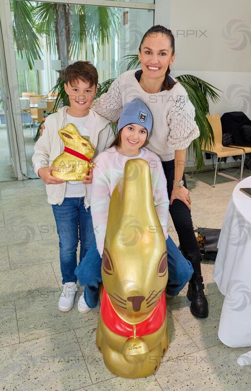 Copyright: Starpix / A. Tuma, 29.03.2026 Wien , Tanja DUHOVICH mit Kinder - Tochter Niki und Sohn Giorgos, Lindt Goldhasenfest Frühstück in der Orang.erie und Ostereiersuche in Schönbrunn