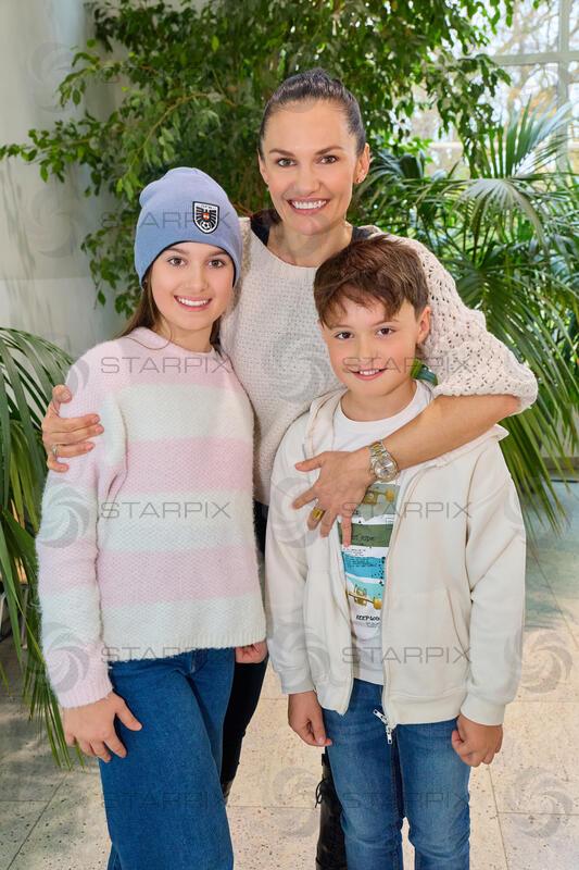 Copyright: Starpix / A. Tuma, 29.03.2026 Wien , Tanja DUHOVICH mit Kinder - Tochter Niki und Sohn Giorgos, Lindt Goldhasenfest Frühstück in der Orang.erie und Ostereiersuche in Schönbrunn