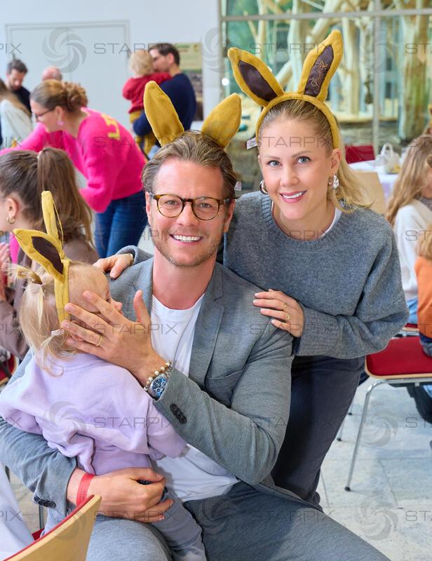 Copyright: Starpix / A. Tuma, 29.03.2026 Wien ,  Mark SEIBERT mit Frau  Sabrina und Kind, Tochter,   Lindt Goldhasenfest Frühstück in der Orang.erie und Ostereiersuche in Schönbrunn