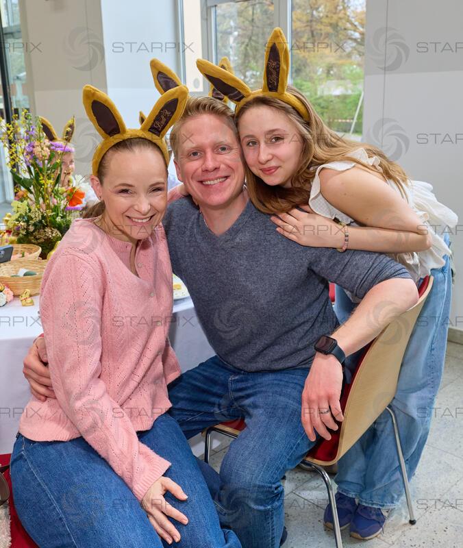 Copyright: Starpix / A. Tuma, 29.03.2026 Wien ,   Stefanie WANASEK STAUFFER (Missy May) ,   Andreas WANASEK  und Tochter Marie, Lindt Goldhasenfest Frühstück in der Orang.erie und Ostereiersuche in Schönbrunn