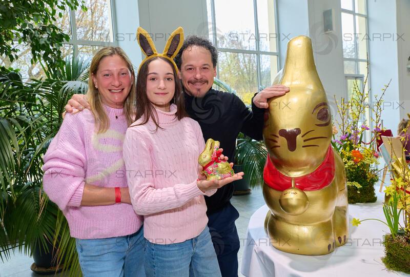 Copyright: Starpix / A. Tuma, 29.03.2026 Wien ,  Rainer SCHÖNFELDER mit Frau Manuela und  Tochter Samira,  ,  Lindt Goldhasenfest Frühstück in der Orang.erie und Ostereiersuche in Schönbrunn