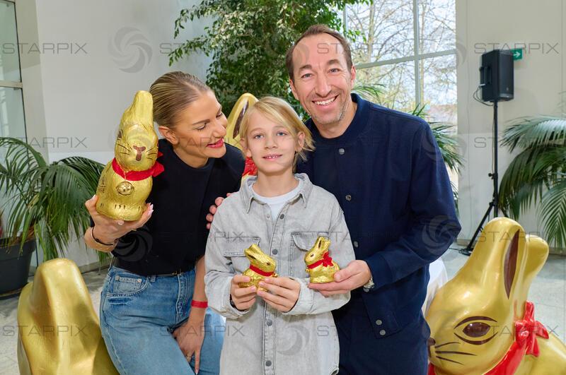 Copyright: Starpix / A. Tuma, 29.03.2026 Wien , Kerstin und Manuel ORTLECHNER und Sohn Julian ,  Lindt Goldhasenfest Frühstück in der Orang.erie und Ostereiersuche in Schönbrunn