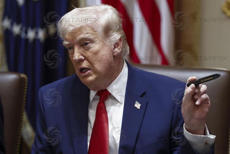 Trump Hosts a Cabinet Meeting