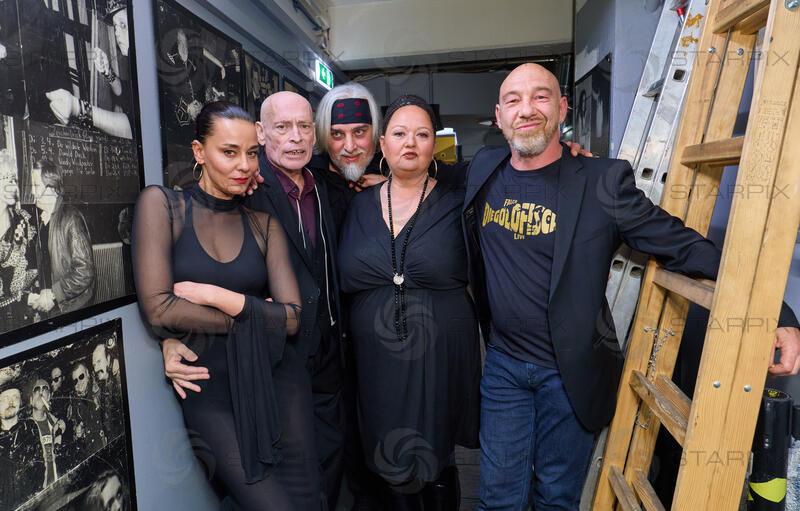 Copyright: Starpix / A. Tuma,  09.04.2026 Wien ,  Edita MALOVCIC,  Johannes KRISCH, Georgij Makazaria ,  Tini KAINRATH,   Roman GREGORY,         FALCO Band, Präsentation des  Volkswagen x FALCO  - in der Kultdiskotheke U4