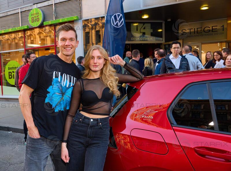 Copyright: Starpix / A. Tuma,  09.04.2026 Wien , Roman SCHINDLER (Mister Austria 2021) mit Freundin Patricia ,     Präsentation des  Volkswagen x FALCO  - in der Kultdiskotheke U4