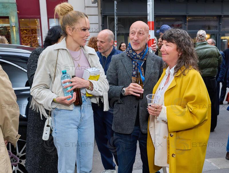 Copyright: Starpix / A. Tuma, 14.04.2026 Wien , Kiri KREN, Oliver HIRSCHBIEGEL und Frau,    Screening von der 2. Staffel der Netflix Produktion "Crooks" im CineCenter Wien und Fest im Kaffee Alt Wien