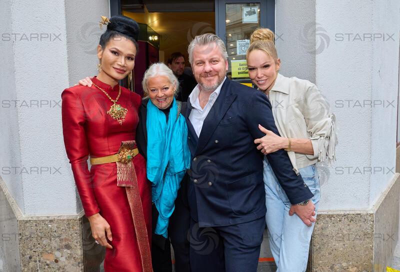 Family & Friends Screening von der 2. Staffel der Netflix Produktion "Crooks" im CineCenter Wien und Fest im Kaffee Alt Wien