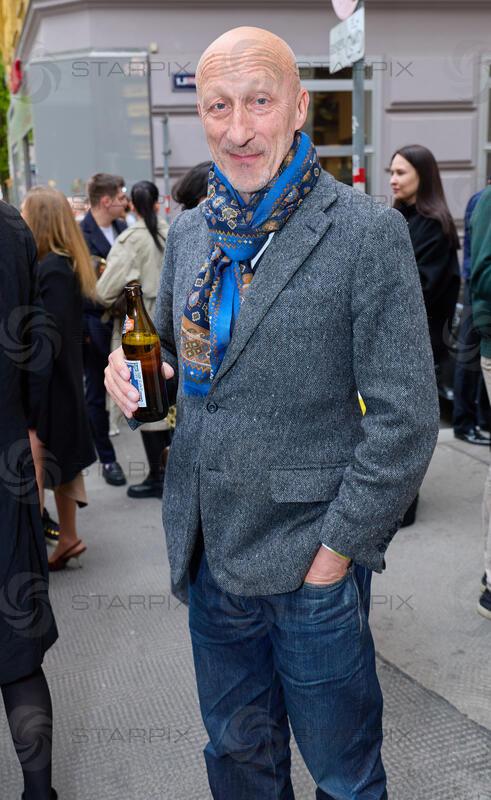 Copyright: Starpix / A. Tuma, 14.04.2026 Wien , Oliver HIRSCHBIEGEL,    Screening von der 2. Staffel der Netflix Produktion "Crooks" im CineCenter Wien und Fest im Kaffee Alt Wien