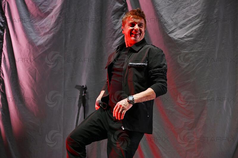 911 performing at Eventim Apollo