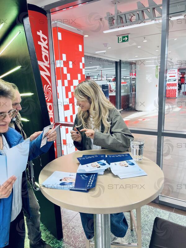  nna GASSER bei der Autogrammstunde 