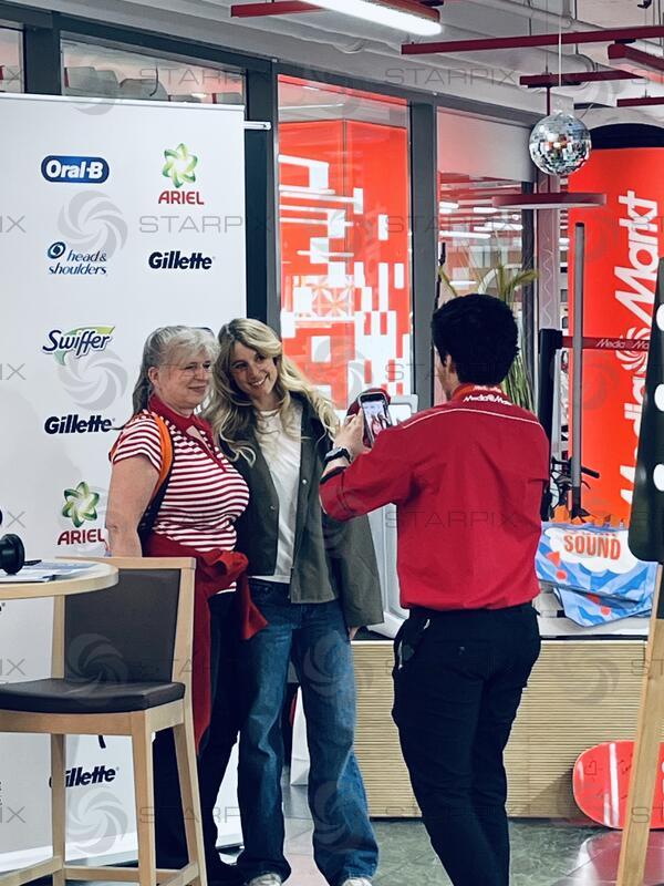  Anna GASSER bei der Autogrammstunde 