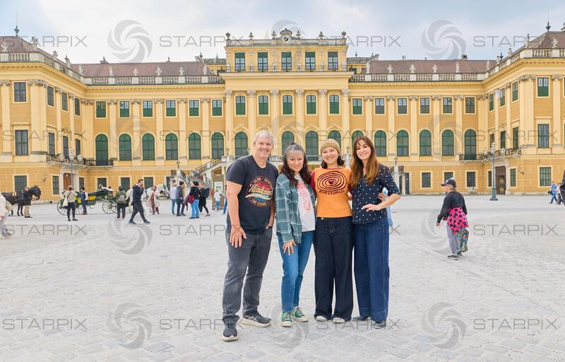 Shannon LEE und Tochter Wren KEASLER -  Schloss Schönbrunn  - Besuch in Wien für den Dancer Against Cancer Ball 