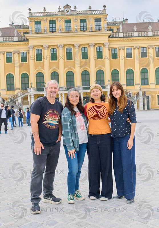 Copyright: Starpix / Alexander Tuma, 16.04.2026 Wien, Manfred BAUMANN, Shannon LEE und Tochter Wren KEASLER, Nelly BAUMANN,  Schloss Schönbrunn - Besuch in Wien für den Dancer Against Cancer Ball auf einladung von Manfred Baumann