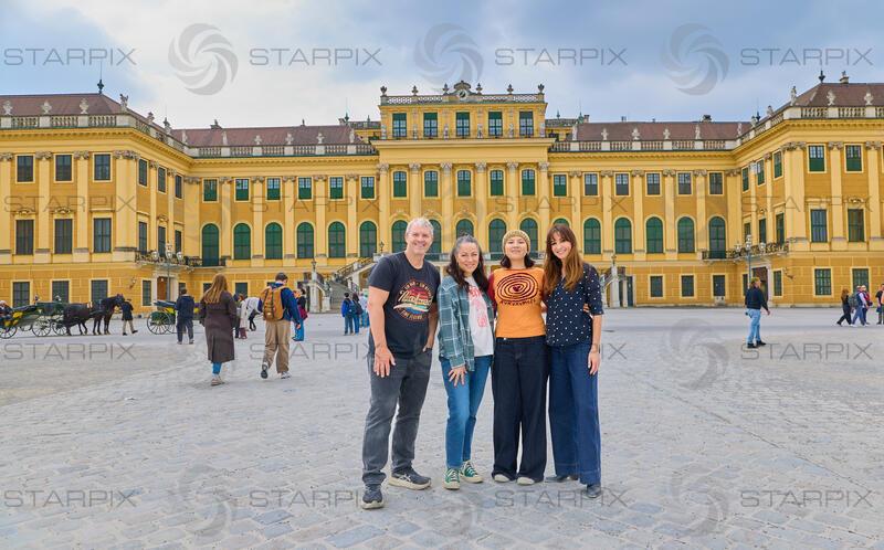 Copyright: Starpix / Alexander Tuma, 16.04.2026 Wien, Manfred BAUMANN, Shannon LEE und Tochter Wren KEASLER, Nelly BAUMANN,  Schloss Schönbrunn - Besuch in Wien für den Dancer Against Cancer Ball auf einladung von Manfred Baumann