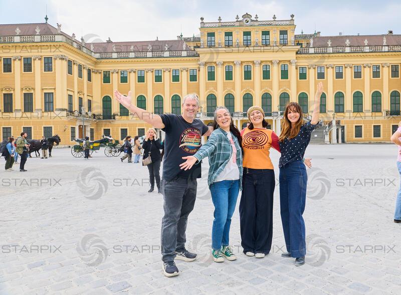 Copyright: Starpix / Alexander Tuma, 16.04.2026 Wien, Manfred BAUMANN, Shannon LEE und Tochter Wren KEASLER, Nelly BAUMANN,  Schloss Schönbrunn - Besuch in Wien für den Dancer Against Cancer Ball auf einladung von Manfred Baumann