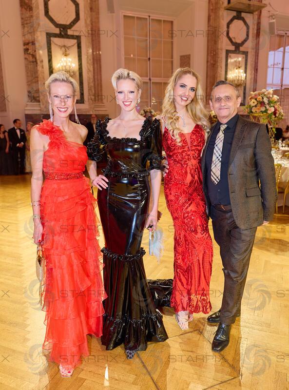 Copyright: Starpix / A. Tuma, 18.04.2026 Wien ,  Martina und Lou Anne GLEISSENEBNER,    Beatrice TURIN (Körmer) ,  Heimo TURIN, 19. DAC ( Dancer Agains Cancer Ball) in der Wiener Hofburg