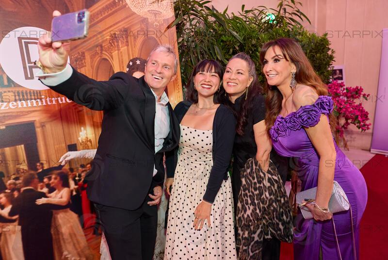 Copyright: Starpix / A. Tuma, 18.04.2026 Wien ,  Manfred BAUMANN,  Shannon LEE und Tochter Wren KEASLER,  Nelly BAUMANN, selfie,   19. DAC ( Dancer Agains Cancer Ball) in der Wiener Hofburg
