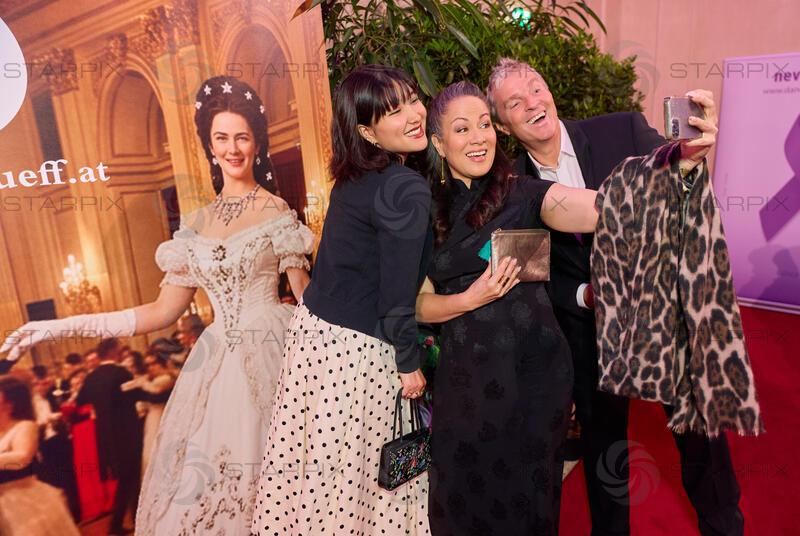 Copyright: Starpix / A. Tuma, 18.04.2026 Wien ,  Shannon LEE und Tochter Wren KEASLER, Manfred BAUMANN, selfie,   19. DAC ( Dancer Agains Cancer Ball) in der Wiener Hofburg