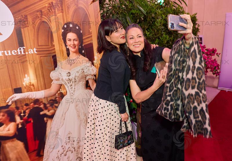 Copyright: Starpix / A. Tuma, 18.04.2026 Wien ,  Shannon LEE und Tochter Wren KEASLER, selfie,   19. DAC ( Dancer Agains Cancer Ball) in der Wiener Hofburg