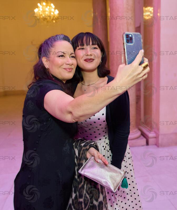 Copyright: Starpix / A. Tuma, 18.04.2026 Wien ,  Shannon LEE und Tochter Wren KEASLER, selfie,   19. DAC ( Dancer Agains Cancer Ball) in der Wiener Hofburg