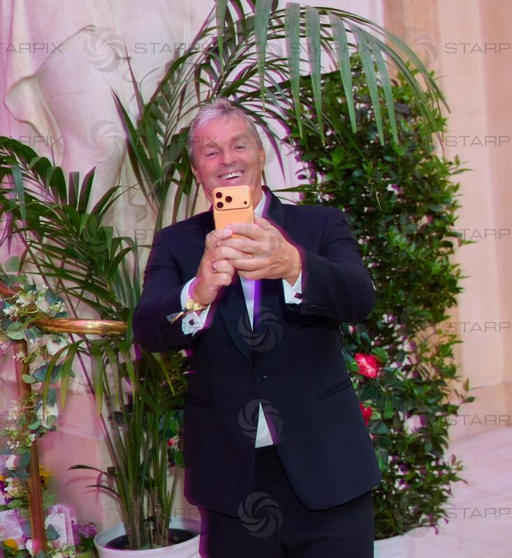 Copyright: Starpix / A. Tuma, 18.04.2026 Wien ,     Manfred BAUMANN, , fotografiert mit Handy,   19. DAC ( Dancer Agains Cancer Ball) in der Wiener Hofburg
